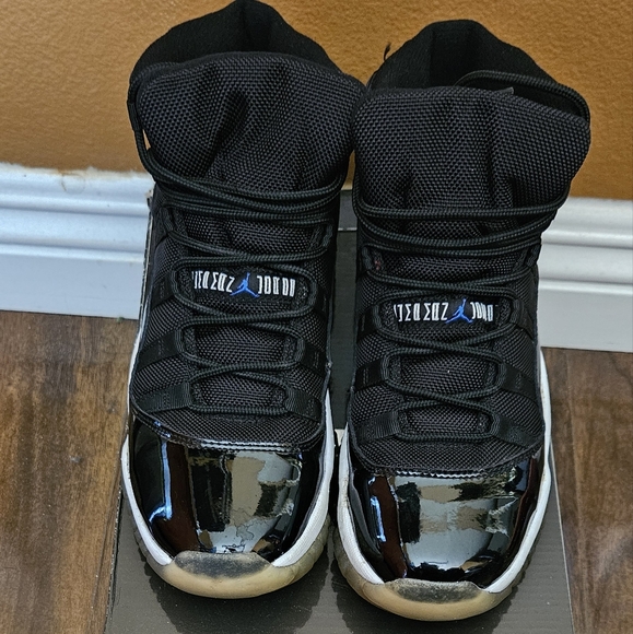 AIR JORDAN RETRO 11S - Picture 4 of 4